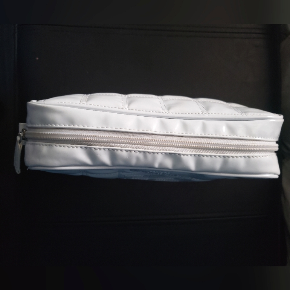 Givenchy Parfums White Quilted Patent Cosmetic Pouch Makeup Bag Travel Case - Picture 3 of 10